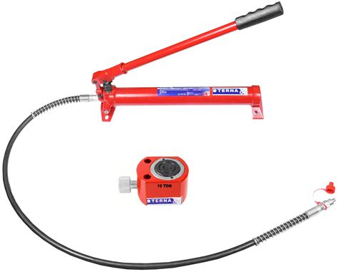 Podnośnik hydrauliczny zamontowany na wozie strażackim.