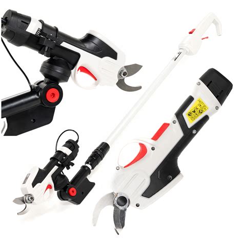 Ładowarka strażacka z wysięgnikiem do prac przy usuwaniu skutków klęsk żywiołowych.