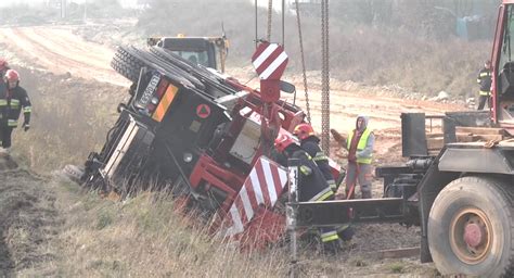Ciężki dźwig strażacki na podwoziu przystosowanym do akcji ratowniczych.