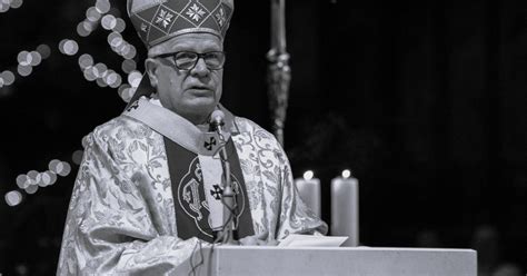 zdjęcie księdza Janusza Michalika podczas uroczystości strażackiej