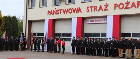 zdjęcie strażaków z pocztami sztandarowymi podczas pielgrzymki do Bazyliki św. Małgorzaty w Nowym Sączu