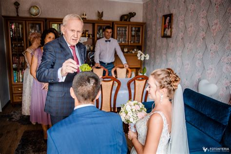 zdjęcie pary młodej w nowoczesnym domu kultury na tle stylizowanej dekoracji