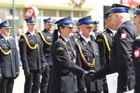 zdjęcia odznaczonych strażaków podczas uroczystości