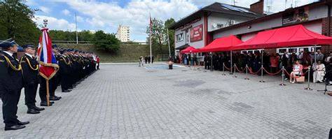 Uroczysta zbiórka strażaków ochotników podczas obchodów jubileuszowych