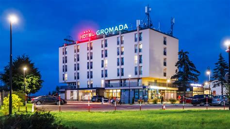 Widok na spalone resztki serwisu blacharsko-lakierniczego i hotelu w Łomży