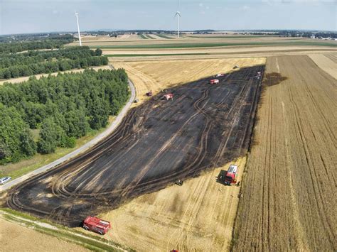 Aerial view obszaru pożaru lasu i ścierniska w Wólce Siemieńskiej