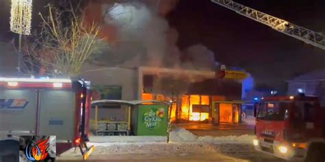 kłęby dymu unoszące się nad Polanowem podczas pożaru marketu Biedronka