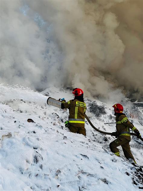 strażacy w trudnych warunkach zimowych walczący z pożarem marketu Biedronka