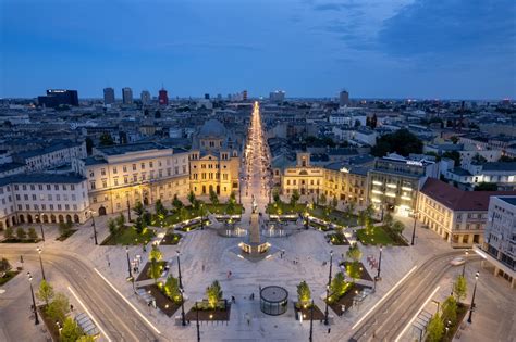 Plac Nowy Rynek w Kaliszu z historyczną remizą strażacką