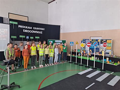 Strażak Sam i dzieci uczące się zasad bezpieczeństwa przeciwpożarowego