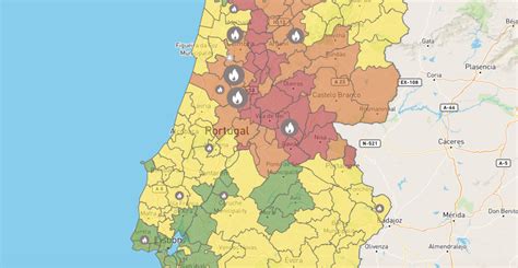 Zrzut ekranu strony Fogos.pt z aktywnymi pożarami na mapie Portugalii