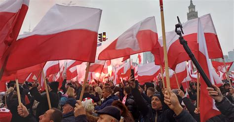 Uczestnicy Marszu Niepodległości i kordon policji w Warszawie