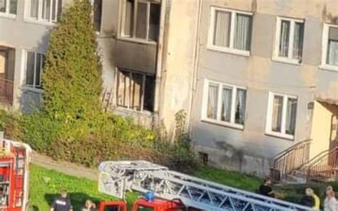 Zdjęcie spalonego balkonu i okopconych ścian