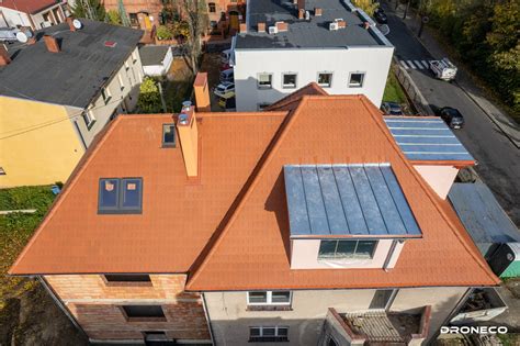 zdjęcie dachu tramwaju z widocznym uszkodzeniem po zwarciu