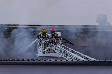 Strażacy podczas gaszenia pożaru dachu w Przewozie