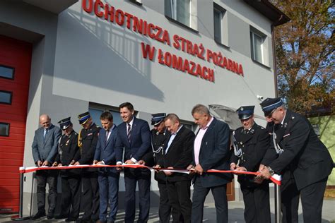 Zdjęcie przedstawiające nowoczesną remizę strażacką OSP w Lubomierzu po remoncie