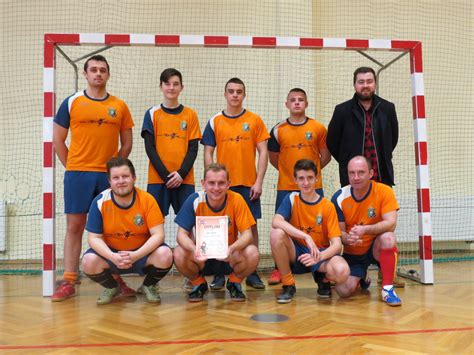 zdjęcie drużyny OSP Staszkówka odbierającej puchar