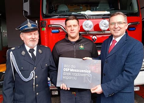 zdjęcie strażaków OSP Moszczenica na podium