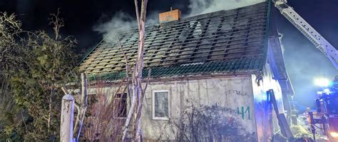 Widok na częściowo spalony dach budynku mieszkalnego w Jeleninie