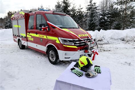 Zdjęcie nowego samochodu strażackiego Volkswagen Crafter 4x4 przed budynkiem OSP Sieraków
