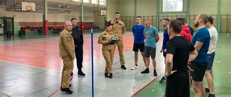 Zdjęcie strażaka podczas testów sprawności fizycznej