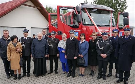 Zdjęcie przedstawiające uroczyste przekazanie kluczyków do nowego wozu strażackiego