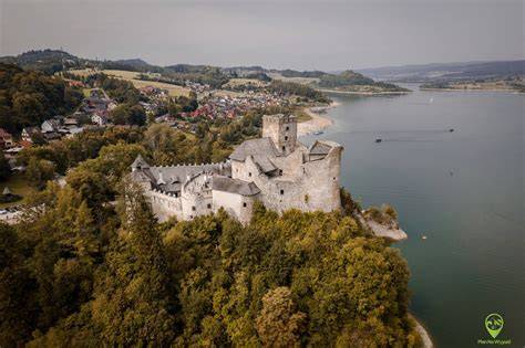 Ilustracja historyczna przedstawiająca zamek w Niedzicy i okoliczne krajobrazy Zamagurza