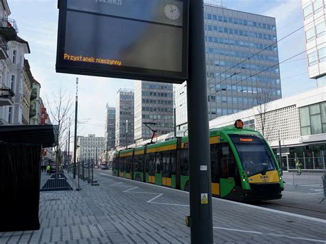 Płonący przystanek tramwajowy w Łodzi