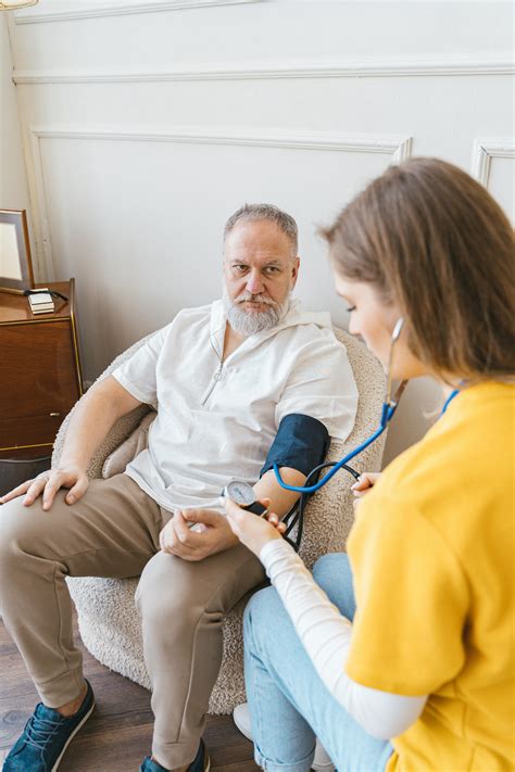 zdjęcie lekarza przeprowadzającego badanie medyczne