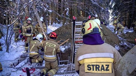 Strażacy ratujący zwierzęta z nietypowych miejsc