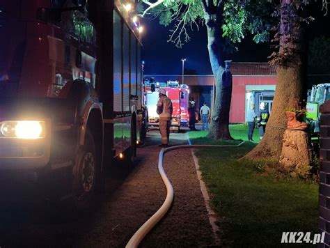 Zdjęcie przedstawiające akcję gaśniczą straży pożarnej przy nocnym pożarze domu