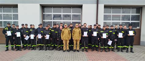Zdjecie grupowe strażaków OSP podczas warsztatów ratownictwa technicznego