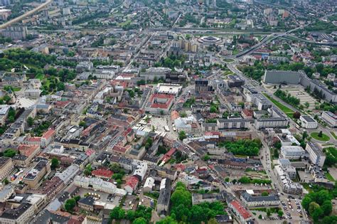 zdjęcie makro przedstawiające typy uszek w guzikach mundurowych (koszyczek, drutowe, pełne)