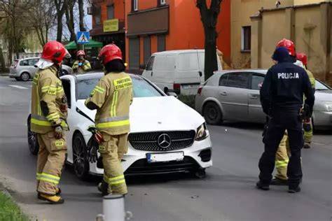 Policja i straż pożarna na miejscu podpalenia samochodów w Gliwicach
