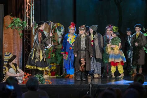 Dzieci prezentujące przedstawienie teatralne podczas pikniku z udziałem OSP Głowno