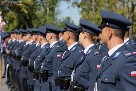 Grupa nagrodzonych funkcjonariuszy służb mundurowych z marszałek Joanną Skrzydlewską