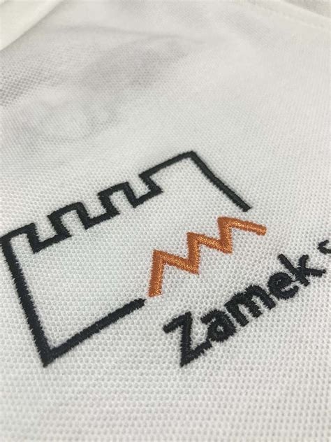 Zdjęcie zbliżenia na haft komputerowy na koszulce strażackiej