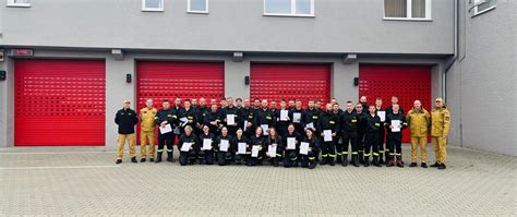 Zdjęcie przedstawiające strażaków OSP Brzezinki w pełnym umundurowaniu przy wozie strażackim