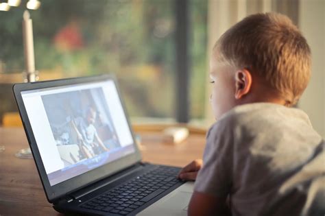 Dziecko korzystające z aplikacji LEGO Builder na tablecie
