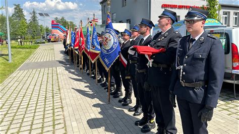 Dzieci oglądają wozy strażackie podczas Gminnego Dnia Strażaka