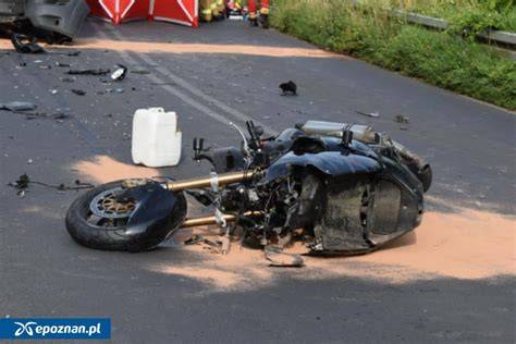 zdjęcie z miejsca wypadku motocyklisty w Opoczce, widoczny motocykl marki Junak i uszkodzony mur, obecne służby ratownicze