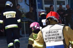 zdjęcie pokazujące kolejkę ludzi w obiekcie podczas ewakuacji