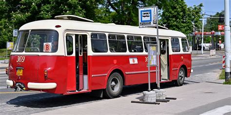 Zdjęcie płonącego autobusu Jelcz na przystanku komunikacji miejskiej