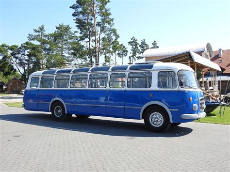 Zdjęcie przegubowego autobusu Jelcz w trakcie normalnej eksploatacji