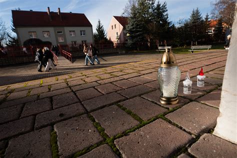 Znicze i kwiaty złożone przed Szkołą Podstawową nr 10 w Jeleniej Górze na znak pamięci o Danusi.