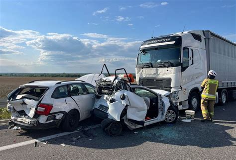 płonąca laweta z samochodami na drodze S19