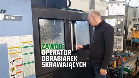 Zdjęcie przedstawiające operatora maszyny CNC czytającego instrukcję obsługi