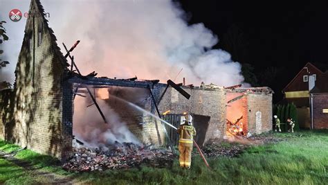 Zdjęcie płonącej stodoły lub strażaków gaszących pożar na wsi
