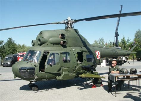 Zdjęcie śmigłowca Mi-2 znajdującego się przed Komendą Powiatową PSP w Policach