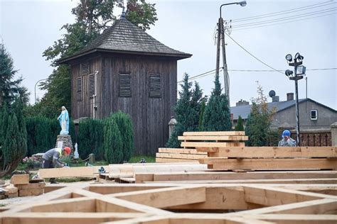 Zdjęcie ruin drewnianego kościoła św. Doroty w Mileszkach po pożarze